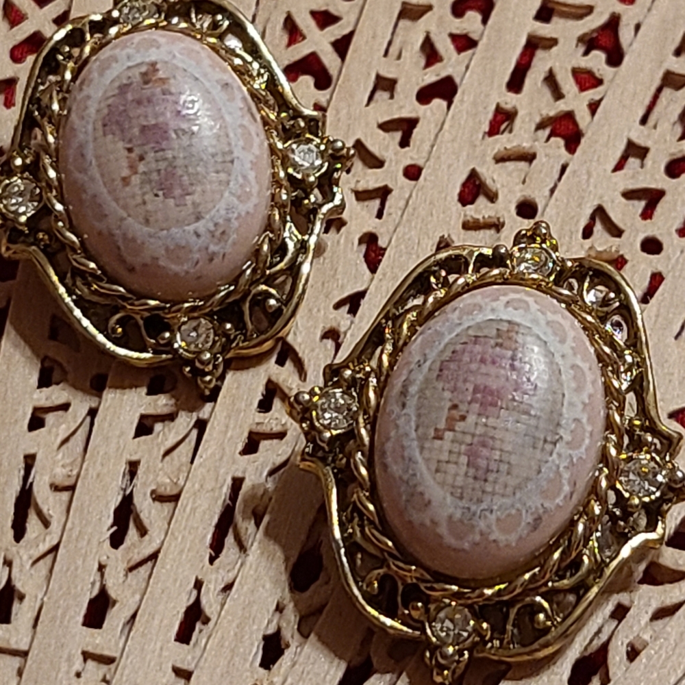 Clip on Earring very faded picture on these earrings - Picture 8 of 17